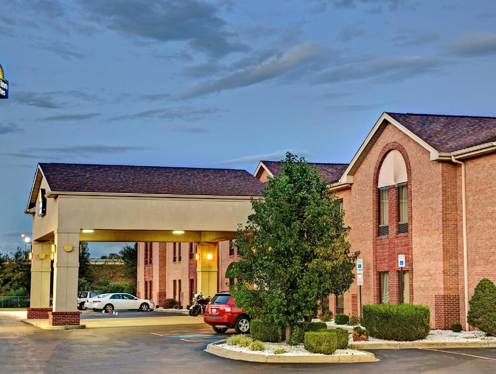 Days Inn & Suites By Wyndham Louisville Sw Экстерьер фото