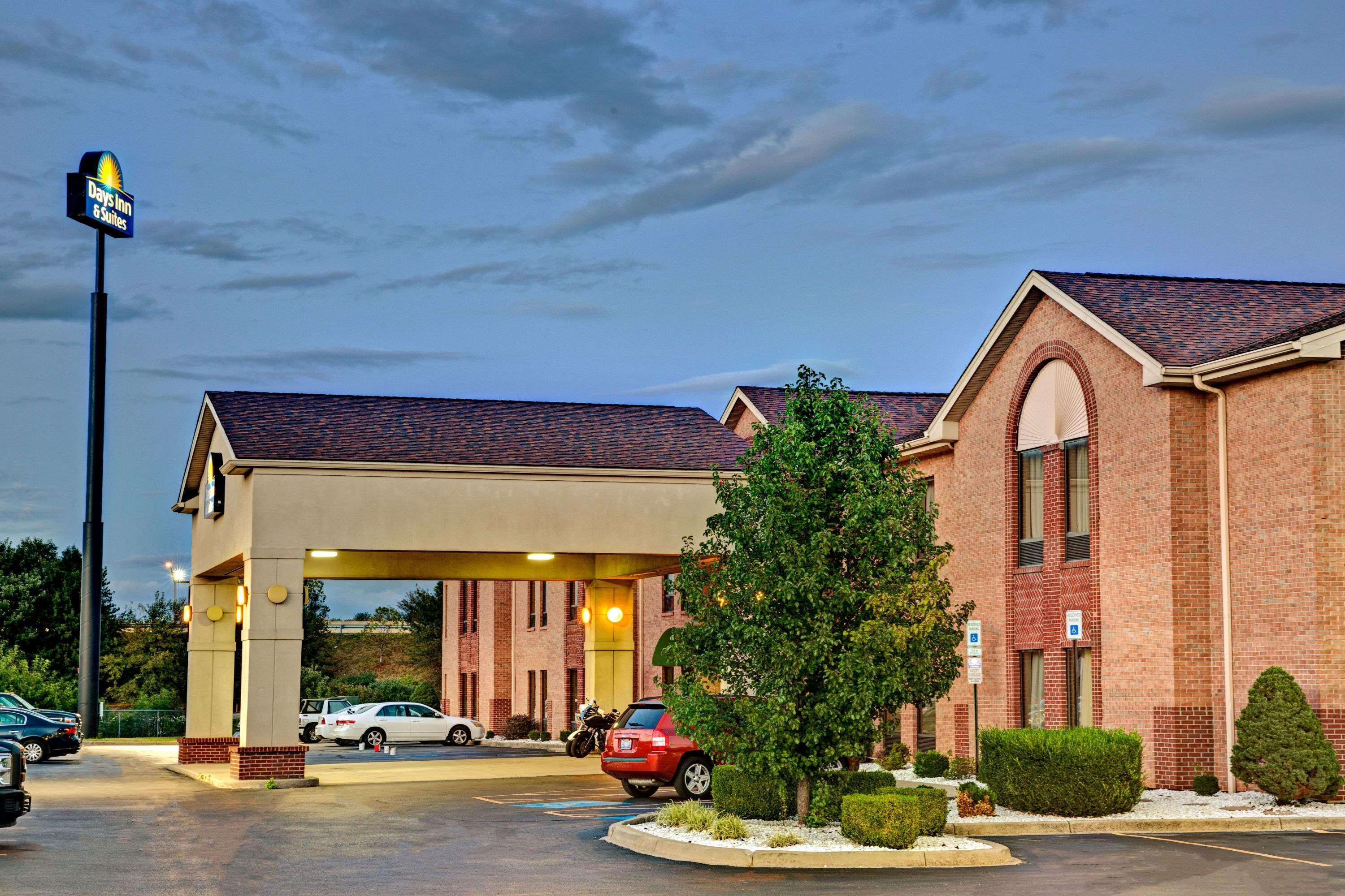 Days Inn & Suites By Wyndham Louisville Sw Экстерьер фото